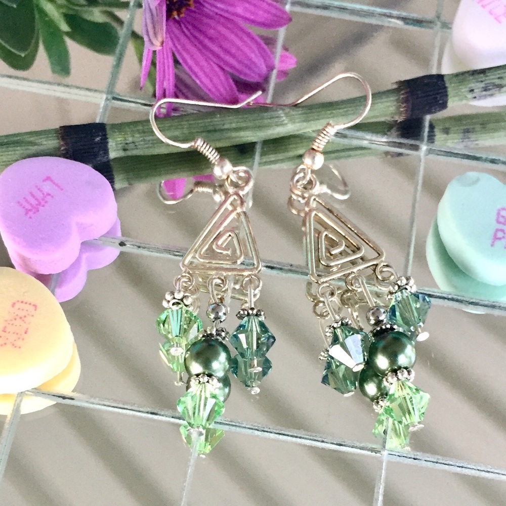🇺🇸Silver Plate Dangle Green Crystals Pearls